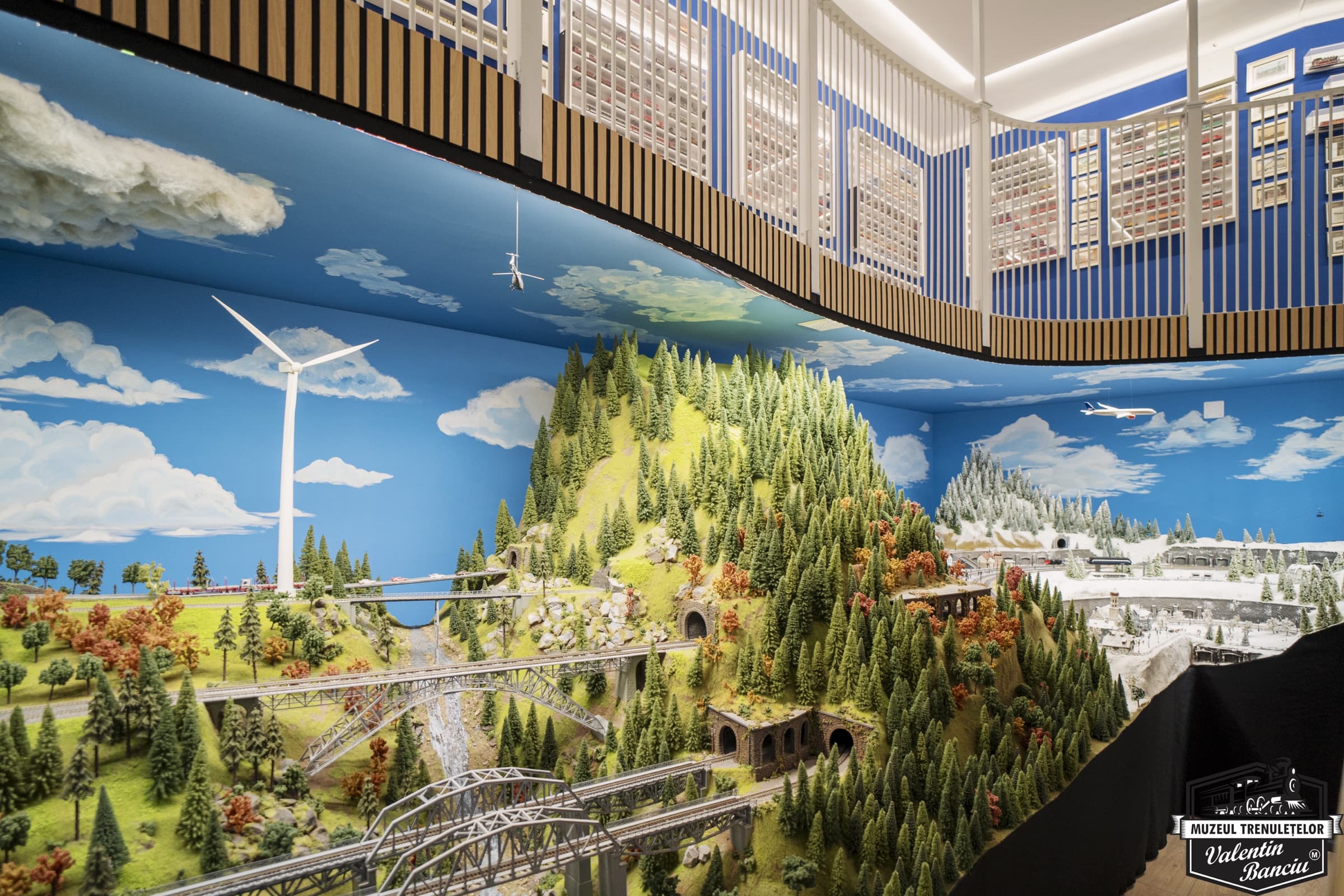Machetă feroviară luminată din muzeu